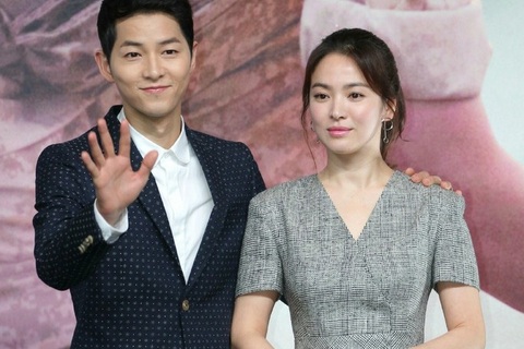 Fan “phát cuồng” vì hình ảnh chụp chung của cặp đôi “Hậu duệ Mặt trời”