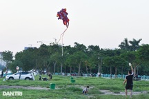 Chàng trai bị dây diều cứa ngang cổ khi chạy xe máy ở Hà Nội