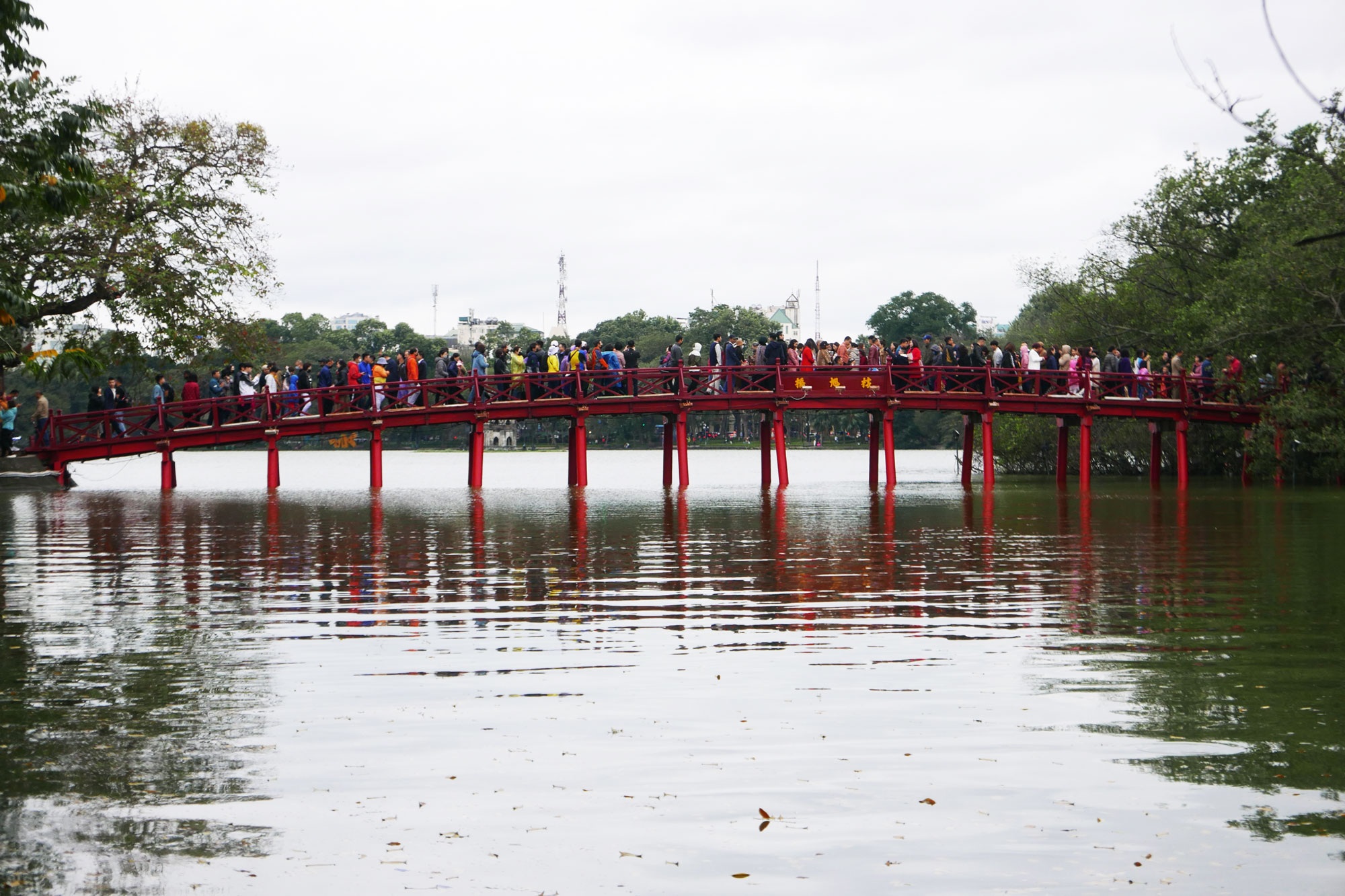 Cảnh lễ đền dưới mưa xuân tuyệt đẹp ở Hà Nội ngày mùng 1 Tết - 1 Cảnh lễ đền dưới mưa xuân tuyệt đẹp ở Hà Nội ngày mùng 1 Tết - 1