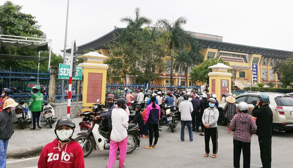 3 “cây ATM gạo” tại Huế “vật lộn” với lượng người đến quá đông - 9 3 “cây ATM gạo” tại Huế “vật lộn” với lượng người đến quá đông - 9