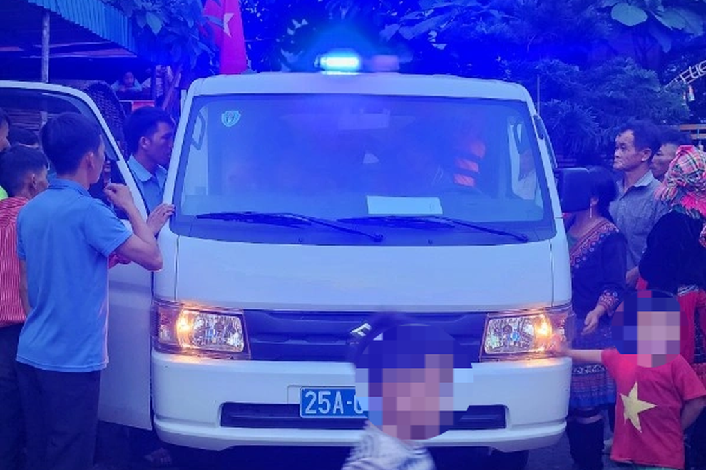 Công an dùng xe chuyên dụng đưa cụ ông 101 tuổi đi cấp cứu - 1 Công an dùng xe chuyên dụng đưa cụ ông 101 tuổi đi cấp cứu - 1