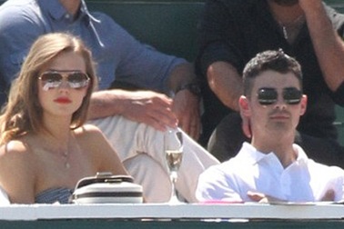Joe Jonas bị đồn hẹn hò siêu mẫu Karlie Kloss