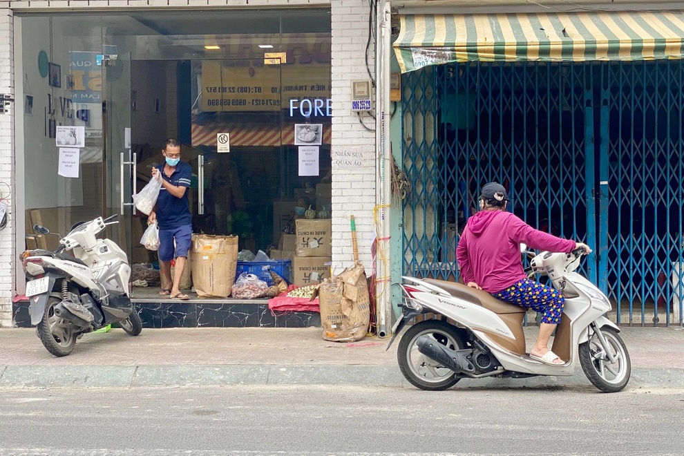 TPHCM ngày đầu giãn cách xã hội: Thực phẩm đầy ắp, người mua thưa thớt - 4 TPHCM ngày đầu giãn cách xã hội: Thực phẩm đầy ắp, người mua thưa thớt - 4
