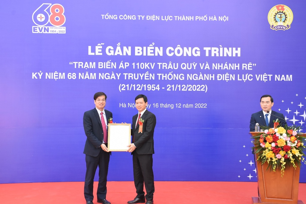 EVNHANOI gắn biển công trình trạm biến áp 110kV Trâu Quỳ - 4 EVNHANOI gắn biển công trình trạm biến áp 110kV Trâu Quỳ - 4