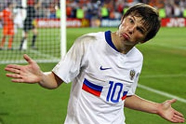 Tân Pháo thủ Arshavin thích phụ nữ… vòng 3 thon thả