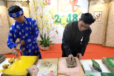 Đà Nẵng: Náo nức xem in tranh Đông Hồ