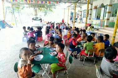 Nhiều trường mầm non thiếu cô nuôi, giáo viên đứng lớp kiêm... “đứng bếp”