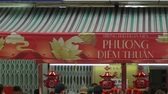 Người dân TPHCM tràn xuống lòng đường mua bánh trung thu ở tiệm 40 năm tuổi