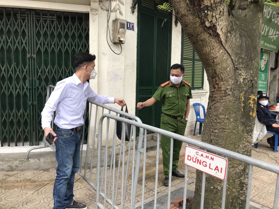 Người dân phố Trúc Bạch nhận nhu yếu phẩm qua hàng rào cách ly - 8 Người dân phố Trúc Bạch nhận nhu yếu phẩm qua hàng rào cách ly - 8