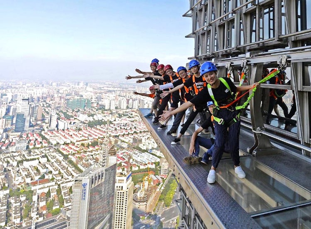 Rùng mình chứng kiến du khách đi bộ giữa trời tại tòa nhà cao hơn 400 m - 4 Rùng mình chứng kiến du khách đi bộ giữa trời tại tòa nhà cao hơn 400 m - 4