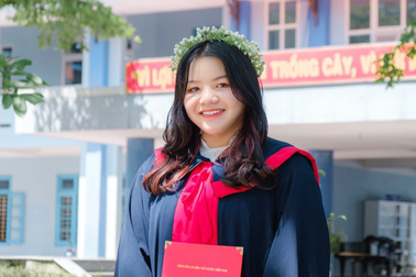 Nữ sinh Huế điểm 10 môn Văn viết 11 trang giấy thi trong 110 phút