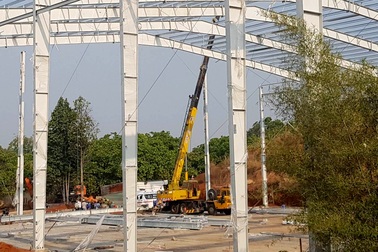 Móc cần cẩu nâng hàng rơi trúng nhóm công nhân, 2 người chết