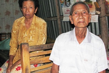 Thương cảnh cha già, con câm khốn khổ trong ngôi nhà sắp sập