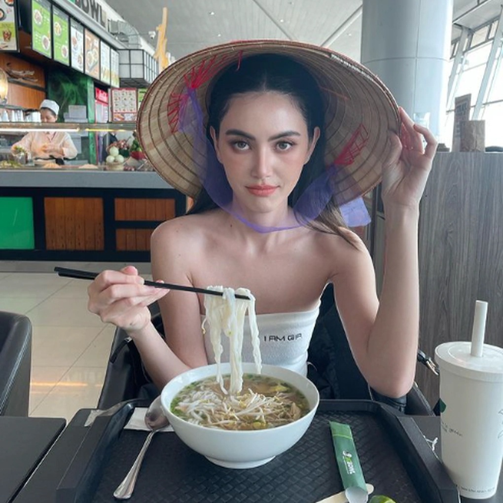 ចំណាយ 550,000 ដុង ទៅញ៉ាំផូមួយចាននៅអាកាសយានដ្ឋាន Tan Son Nhat តើអ្នកទេសចរលោកខាងលិចគិតយ៉ាងណា? - ២ Chi 550.000 đồng ăn bát phở ở sân bay Tân Sơn Nhất, khách Tây nhận xét gì? - 2