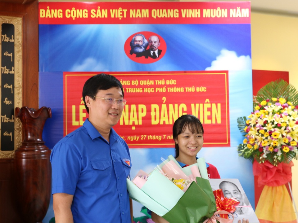 Nữ sinh giỏi lớp 12 được kết nạp Đảng trước ngày thi tốt nghiệp THPT - 1 Nữ sinh giỏi lớp 12 được kết nạp Đảng trước ngày thi tốt nghiệp THPT - 1