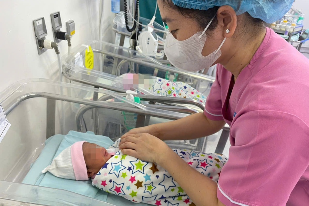 Bé gái bị bỏ rơi bên mương nước ở TPHCM, nhận từng hộp sữa, tã trong viện - 2