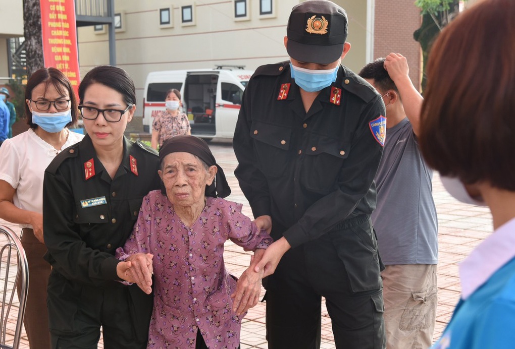 Bộ Tư lệnh Cảnh sát cơ động thăm khám, tặng quà gia đình chính sách - 2 Bộ Tư lệnh Cảnh sát cơ động thăm khám, tặng quà gia đình chính sách - 2