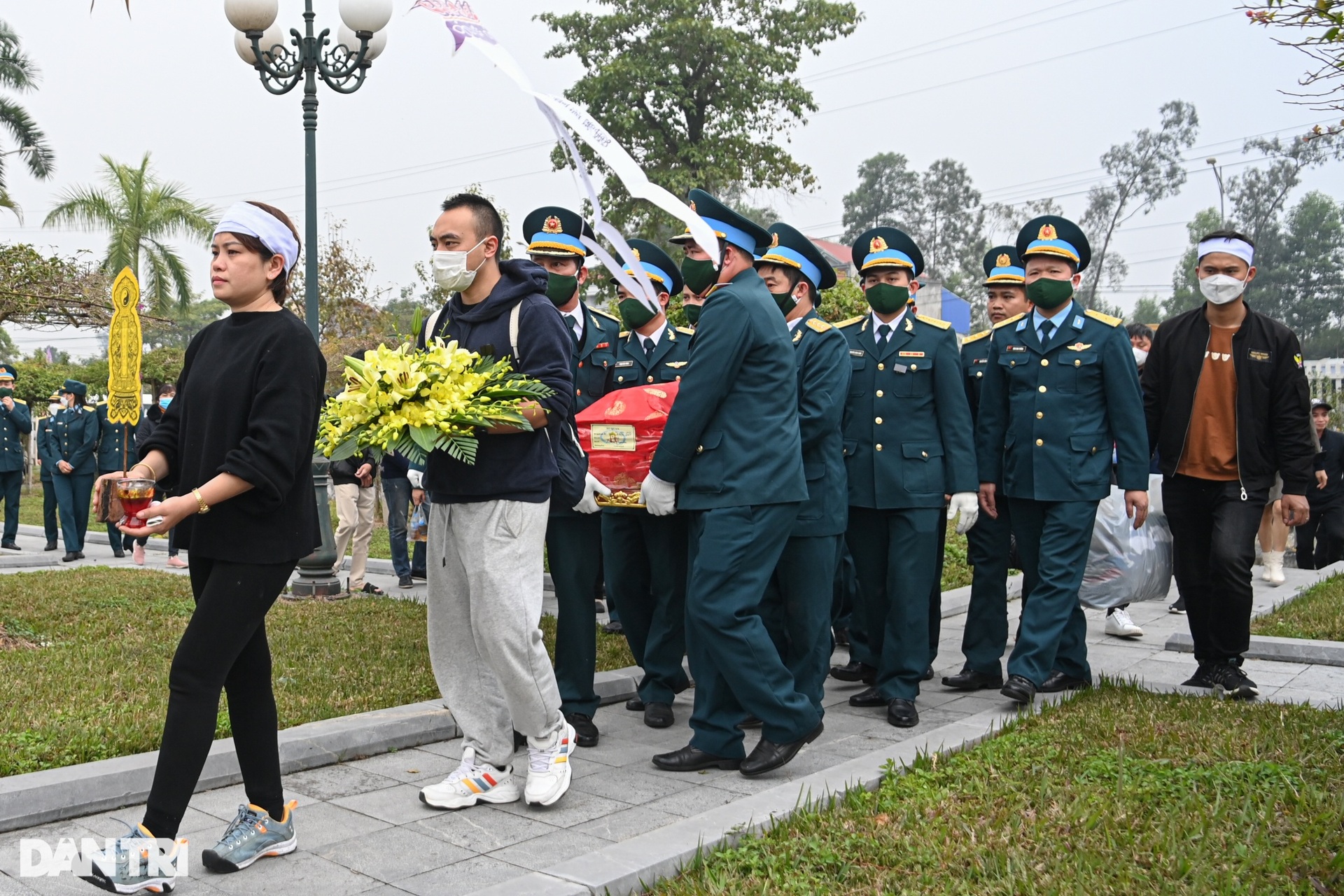 Xúc động tiễn biệt Thiếu tá, phi công Trần Ngọc Duy về đất mẹ - 10 Xúc động tiễn biệt Thiếu tá, phi công Trần Ngọc Duy về đất mẹ - 10