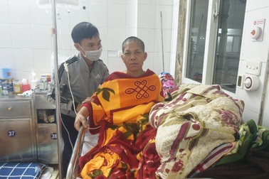 Mẹ ngã giàn giáo đã hồi phục, nữ sinh báo chí xin ngừng nhận trợ giúp