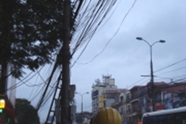 Cột điện bốc cháy trên đường Xuân Thủy