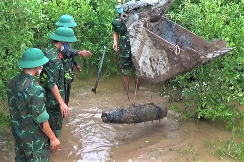 Nạo vét kênh phát hiện quả bom nặng hơn 200 kg - 2 Nạo vét kênh phát hiện quả bom nặng hơn 200 kg - 2