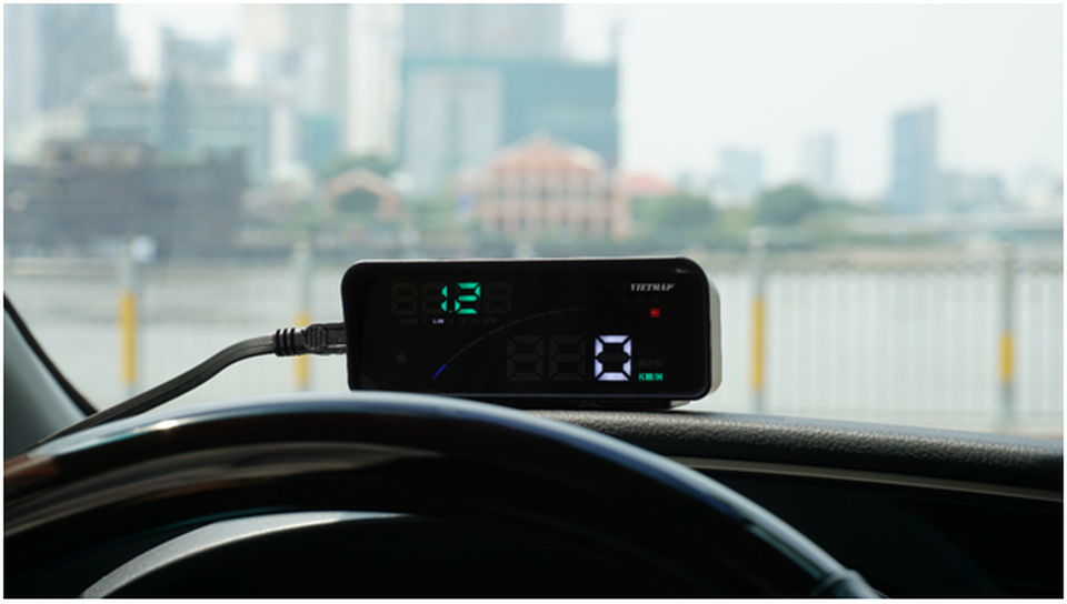 HUD - thiết bị hiển thị thông tin trên kính lái ôtô - 1 HUD - thiết bị hiển thị thông tin trên kính lái ôtô - 1