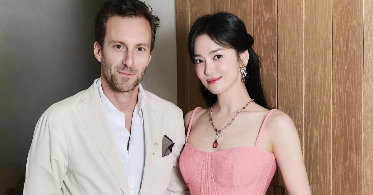 Song Hye Kyo diện váy cúp ngực gợi cảm, khoe nhan sắc không tuổi
