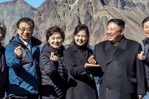 Cử chỉ dí dỏm hiếm hoi của ông Kim Jong-un khi leo núi cùng Tổng thống Hàn Quốc