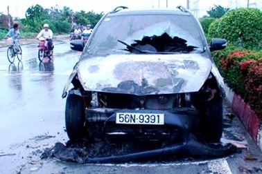 Ô tô bốc cháy dữ dội giữa đường