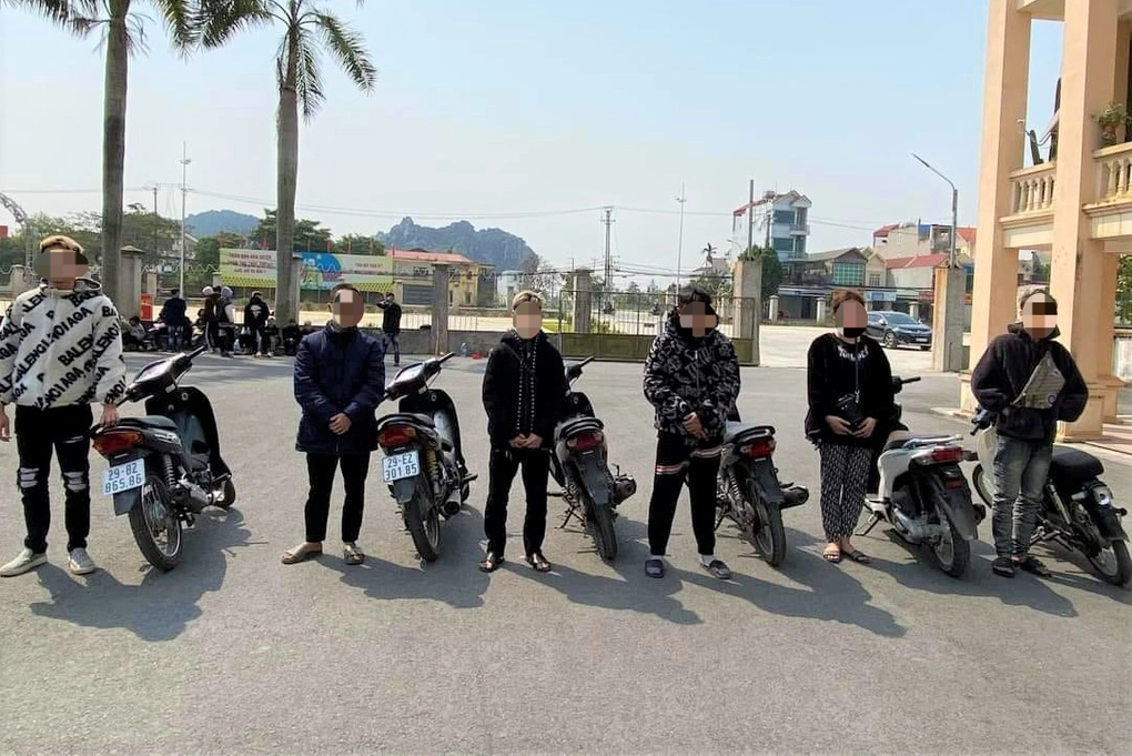 32 thanh thiếu niên đi xe máy từ Hà Nội về Ninh Bình tụ tập nẹt pô - 1 32 thanh thiếu niên đi xe máy từ Hà Nội về Ninh Bình tụ tập nẹt pô - 1