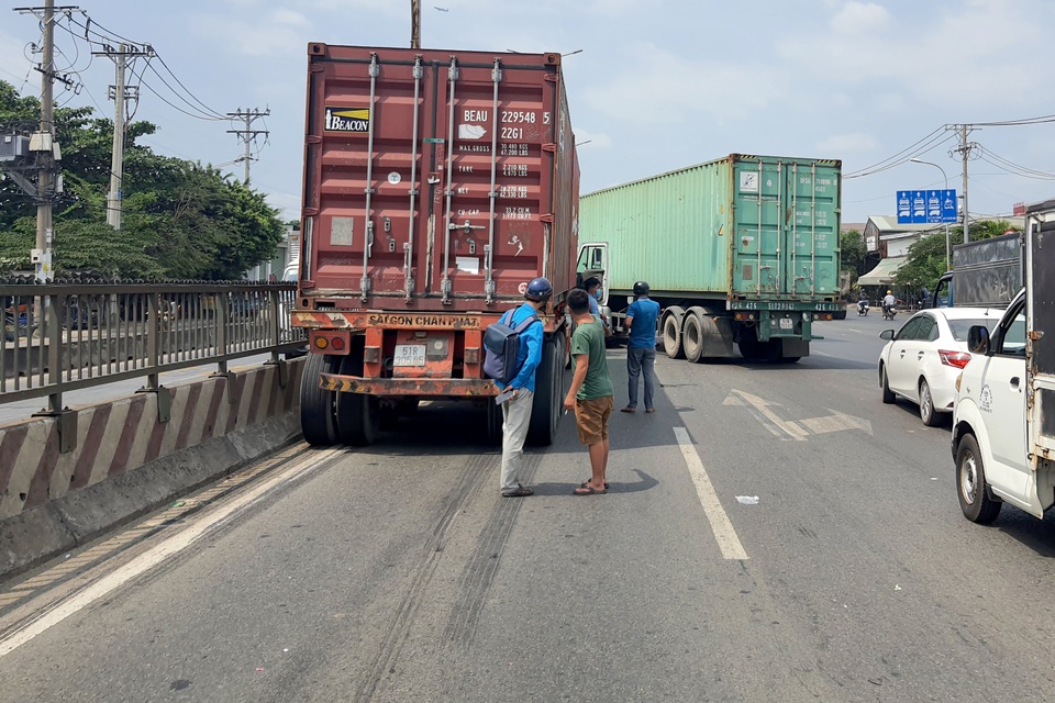 Ô tô bị ép chặt giữa 2 xe container, tài xế thoát chết trong gang tấc - 2 Ô tô bị ép chặt giữa 2 xe container, tài xế thoát chết trong gang tấc - 2