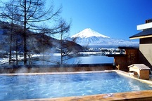 Tắm khoáng nóng ngắm núi Phú Sĩ tại làng onsen nổi tiếng nhất Nhật Bản