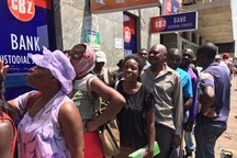 Quá thiếu lương thực, đồ dùng, dân Zimbabwe cứ thấy xếp hàng là “nhảy” vào