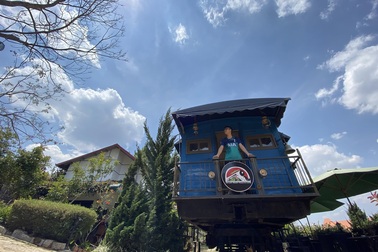 Mê xe lửa, cặp vợ chồng Đà Lạt mua toa tàu trăm tuổi về dựng quán cà phê