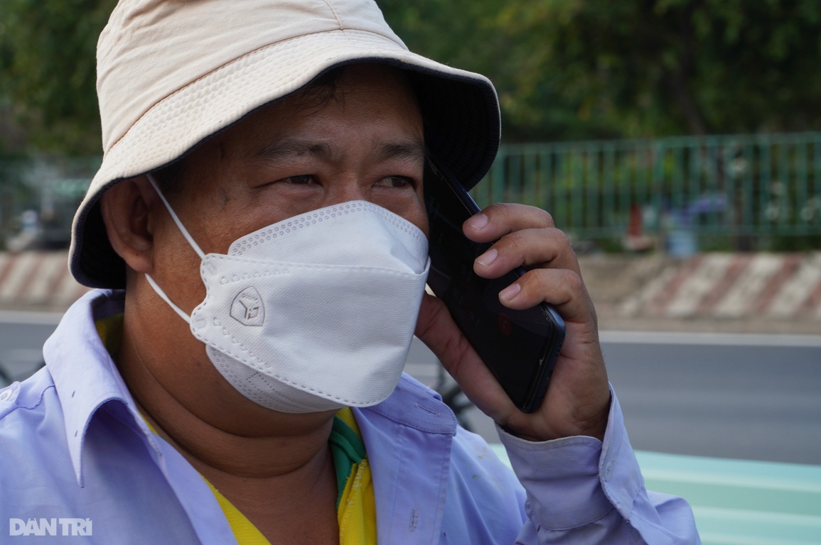 Người phụ nữ bật khóc vì sợ cá chết khi bị xử phạt chở hàng cồng kềnh - 4 Người phụ nữ bật khóc vì sợ cá chết khi bị xử phạt chở hàng cồng kềnh - 4