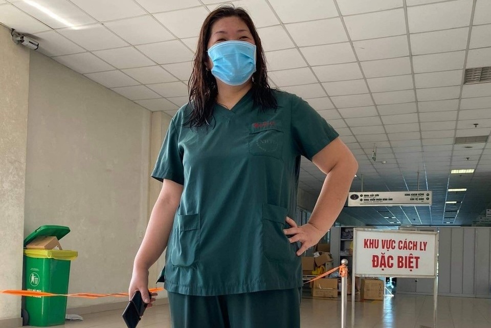 8 tiếng đói không dám ăn, khát không dám uống ở tuyến đầu chống Covid-19 - 4 8 tiếng đói không dám ăn, khát không dám uống ở tuyến đầu chống Covid-19 - 4