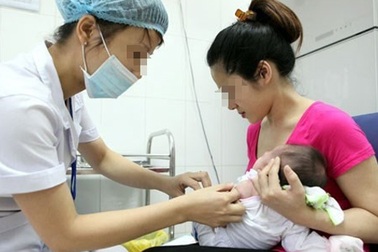 Bố mẹ bé gái Hà Nội chết sau khi tiêm vắc xin lên tiếng