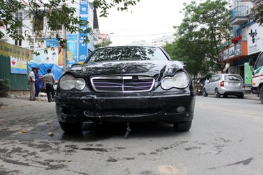 Xe Mercedes gây tai nạn liên hoàn trên phố