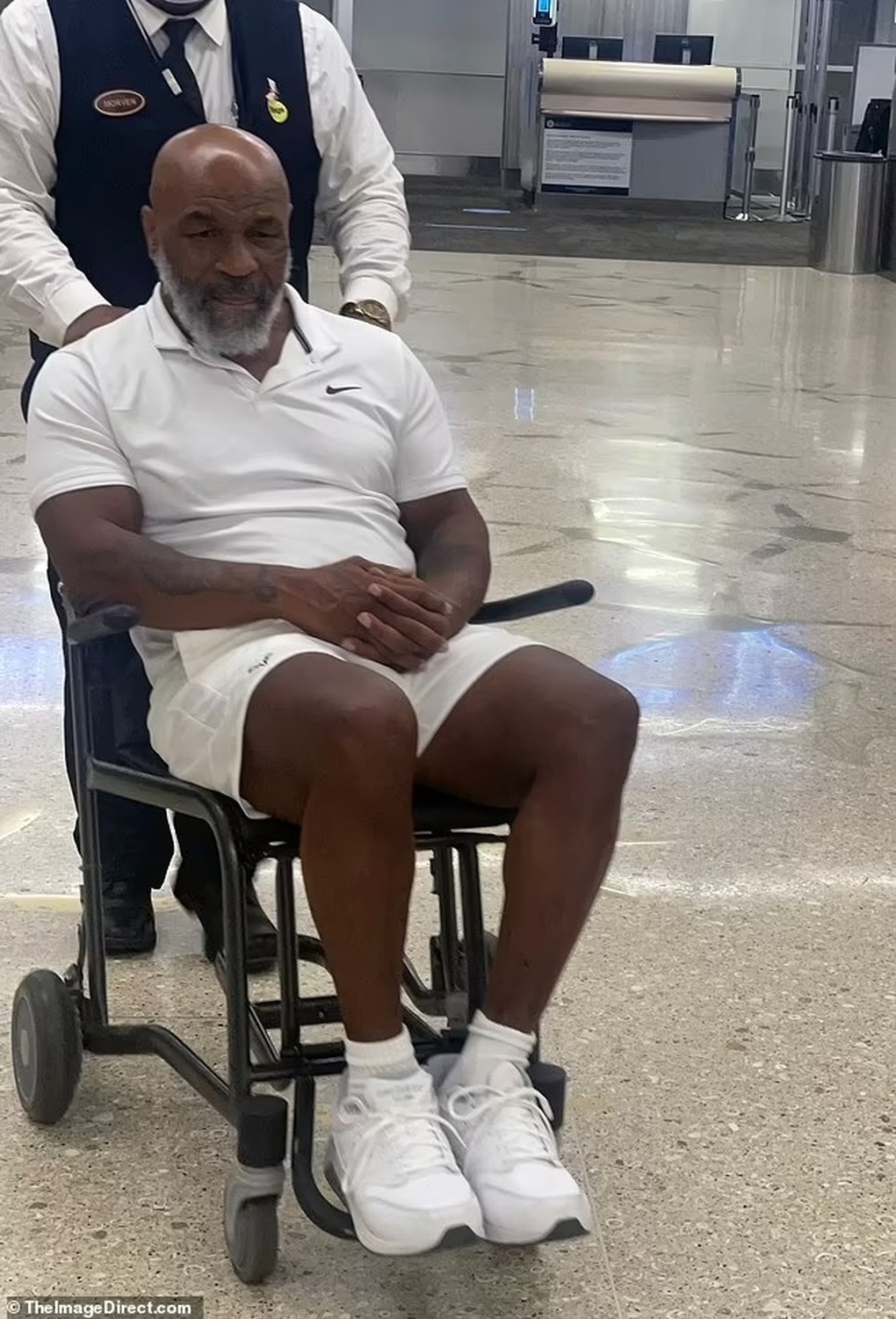 Hà cớ gì Mike Tyson thượng đài ở tuổi 57 sau khi phải ngồi xe lăn? - 6