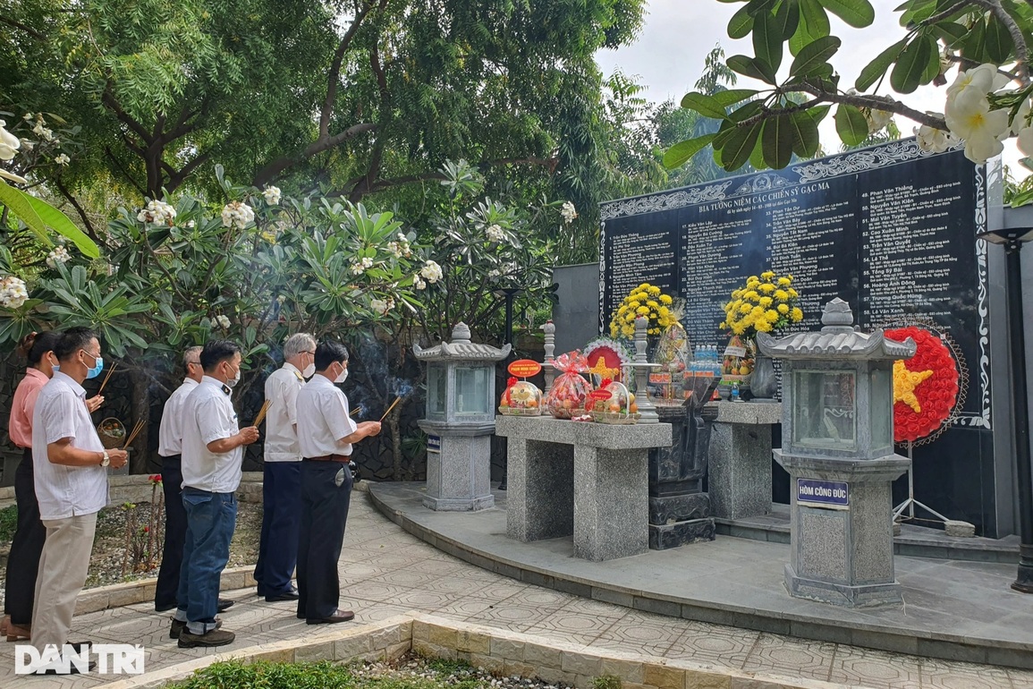 Dòng người xúc động dâng hương tại khu tưởng niệm 64 liệt sĩ Gạc Ma - 7 Dòng người xúc động dâng hương tại khu tưởng niệm 64 liệt sĩ Gạc Ma - 7