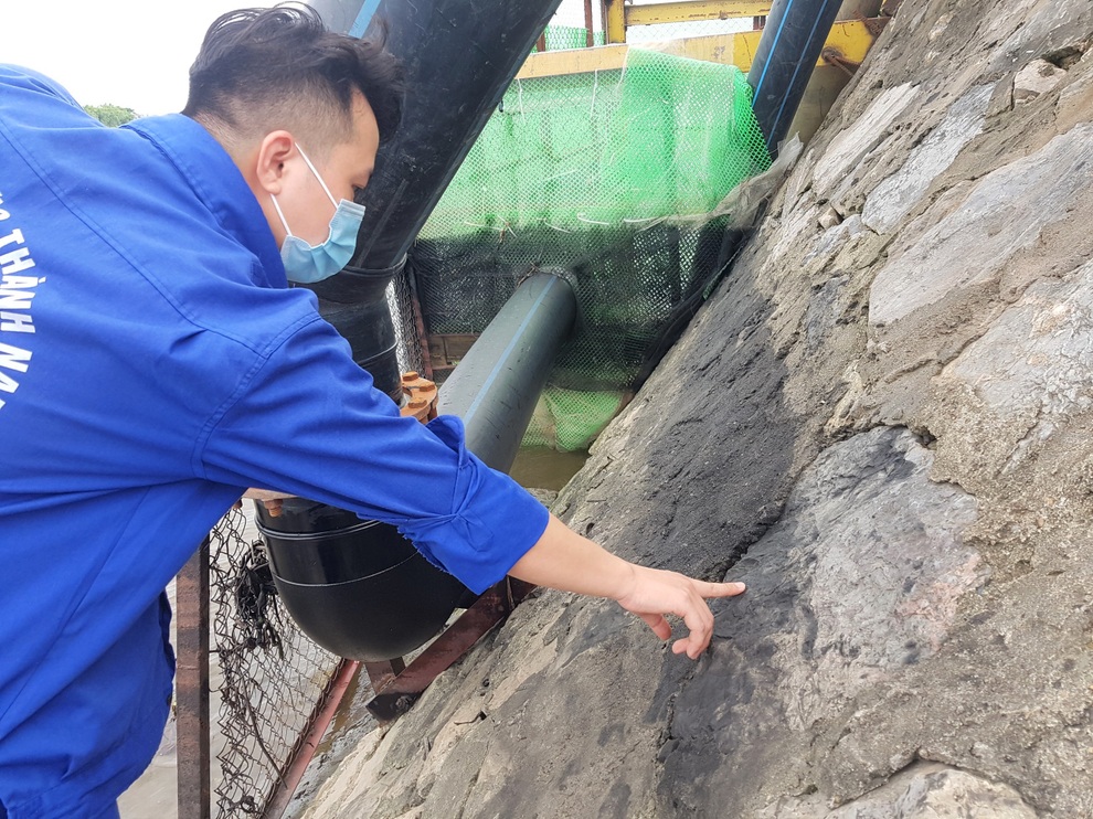 Hơn 12.000 hộ dân bị dầu thải đe dọa nguồn nước sạch - 1 Hơn 12.000 hộ dân bị dầu thải đe dọa nguồn nước sạch - 1