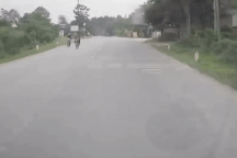 Ô tô phanh dúi dụi, lao sang làn ngược chiều vì bị xe máy "ú òa"