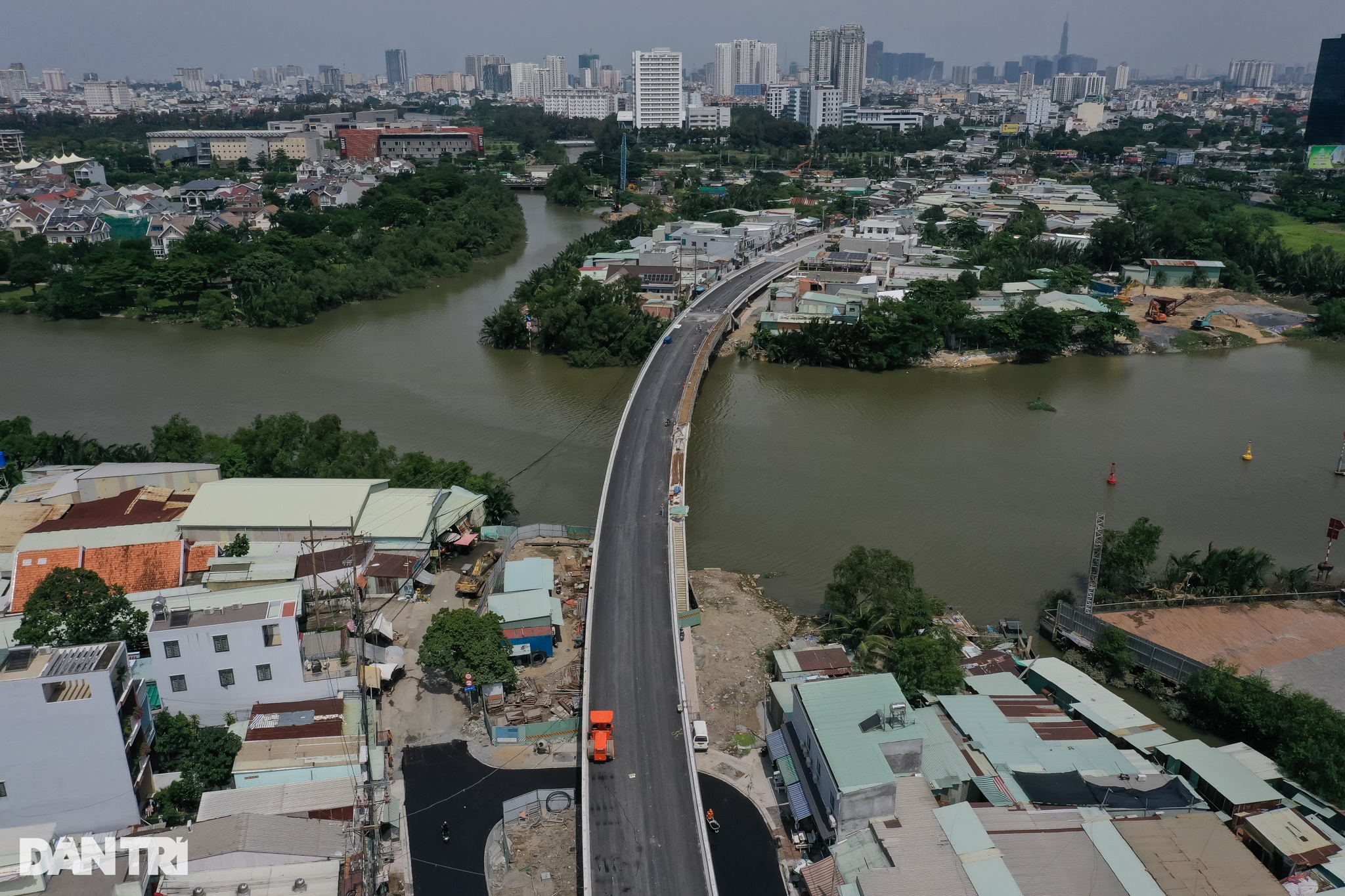 View - Người dân thấp thỏm qua lại trên 2 cầu sắt xuống cấp ở khu Nam Sài Gòn | Báo Dân trí