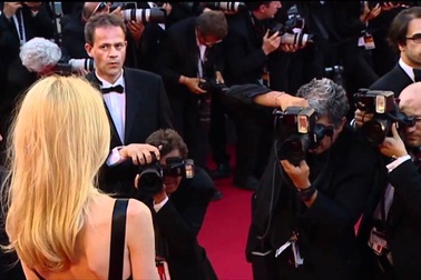 Claudia Schiffer trẻ trung bên các đồng nghiệp