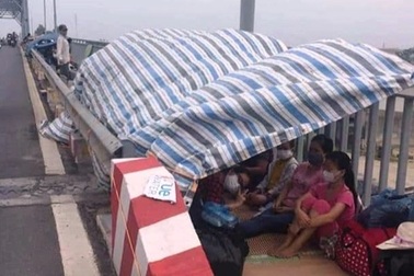 Từ Hà Nội về, nhiều người Thái Bình "mắc kẹt" dựng lều ngủ trên cầu