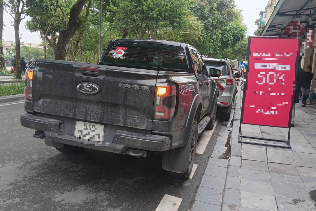 Ô tô bán tải ủn 4 phương tiện trên phố Hà Nội - 2 Ô tô bán tải ủn 4 phương tiện trên phố Hà Nội - 2