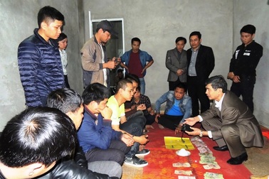 Đột kích bắt quả tang 18 đối tượng đang sát phạt nhau trên chiếu bạc