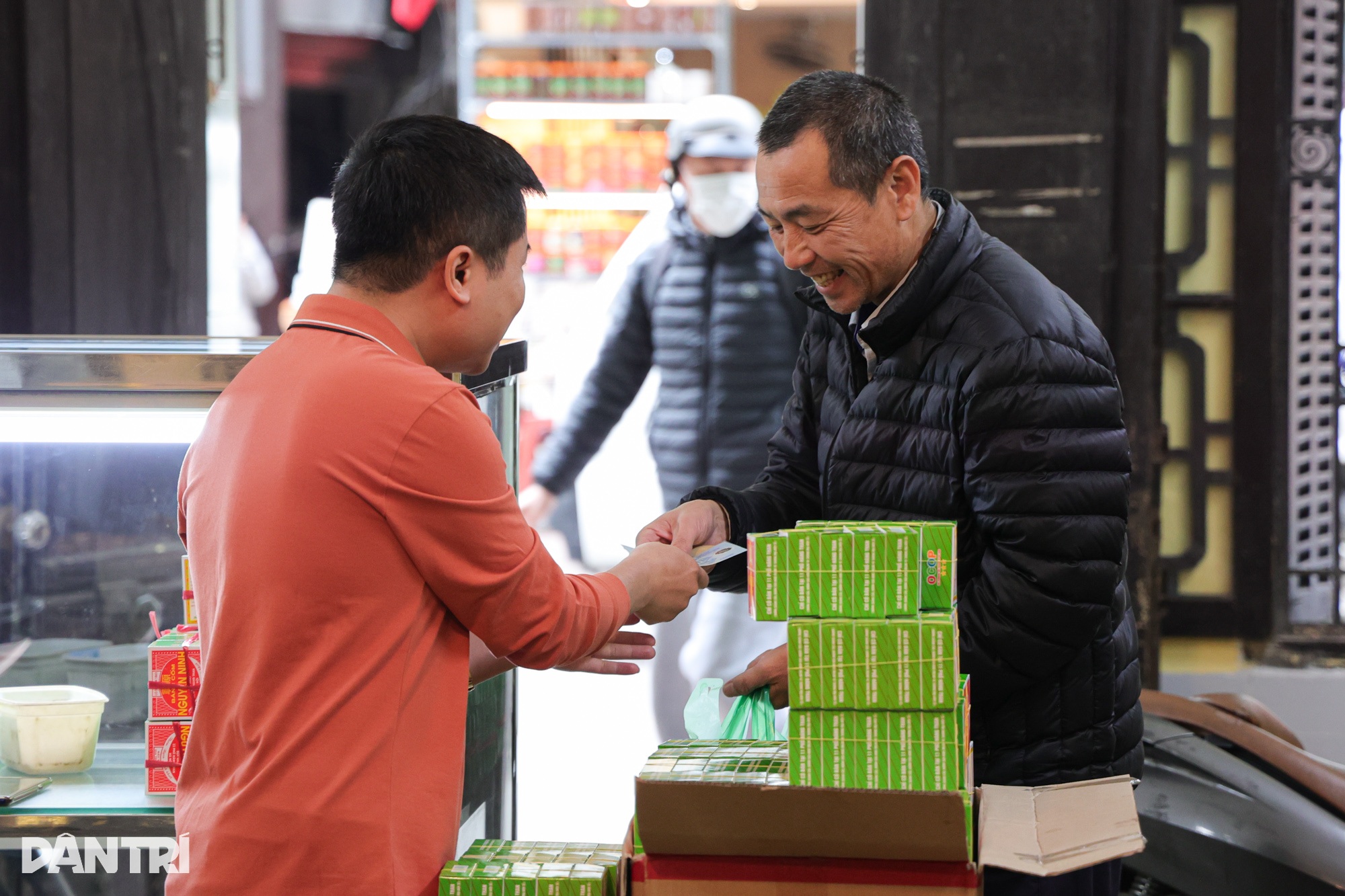 Kedai kek beras hijau Nguyen Ninh dibuka semula selepas sebulan ditutup - 2 Quán bánh cốm Nguyên Ninh mở lại sau một tháng đóng cửa - 2
