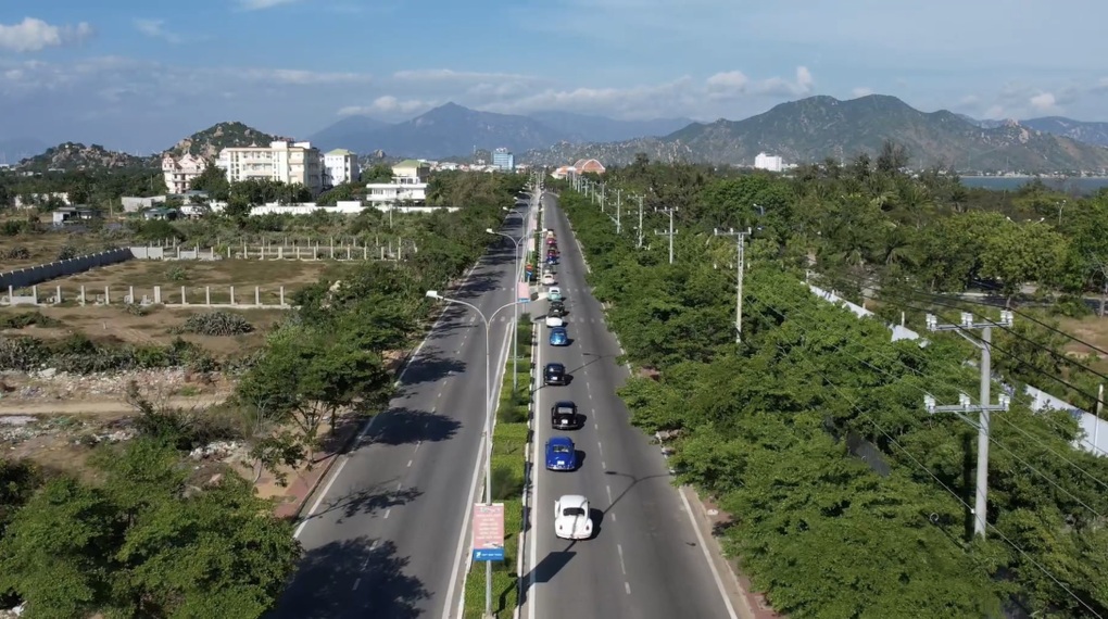 Đoàn xe cổ diễu hành chào mừng lễ hội lướt ván diều tại Ninh Thuận - 2 Đoàn xe cổ diễu hành chào mừng lễ hội lướt ván diều tại Ninh Thuận - 2