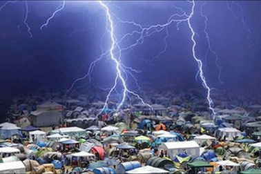 Hai trẻ em bị sét đánh bị thương khi đang ngủ trong nhà